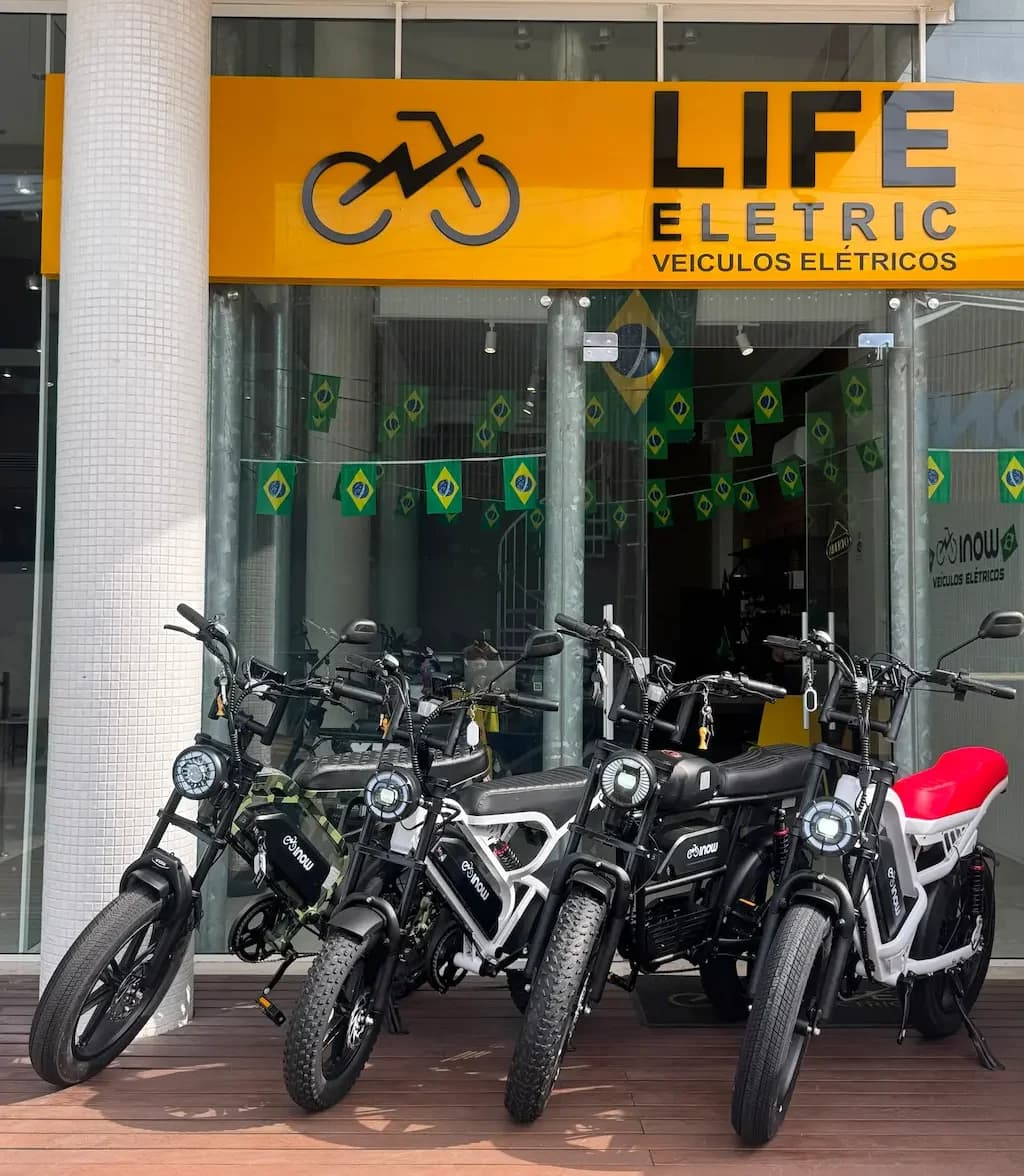 Equipe Life Eletric e bicicleta INOW na loja