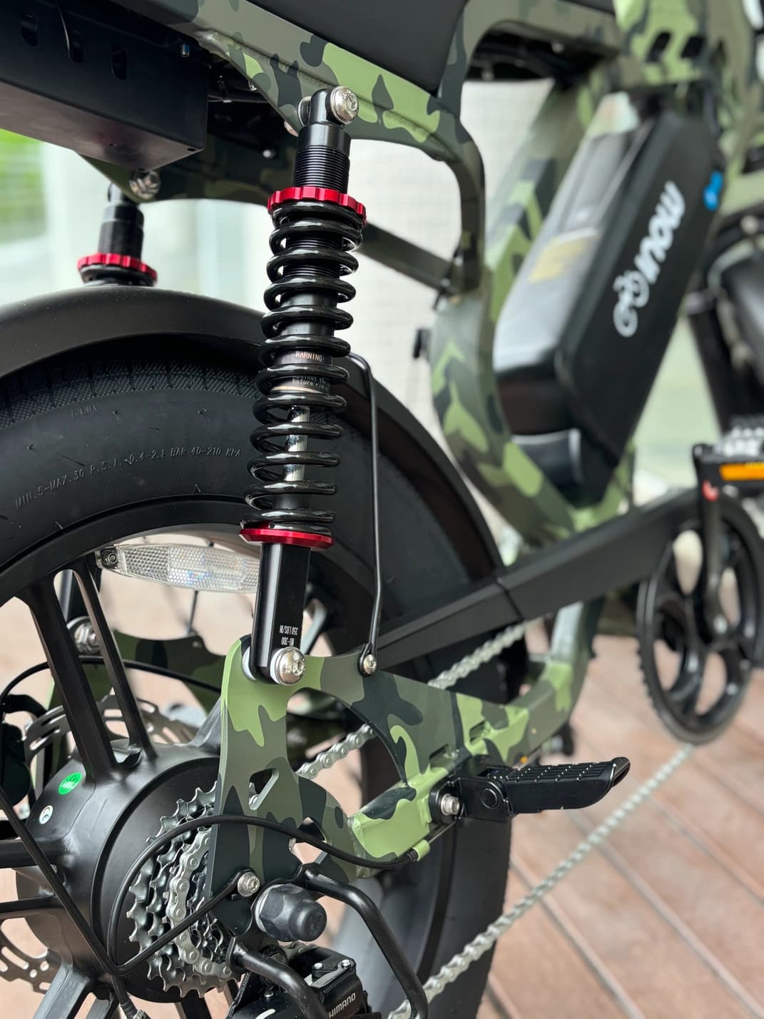 Detalhe da suspensão e do quadro de uma e-bike INOW